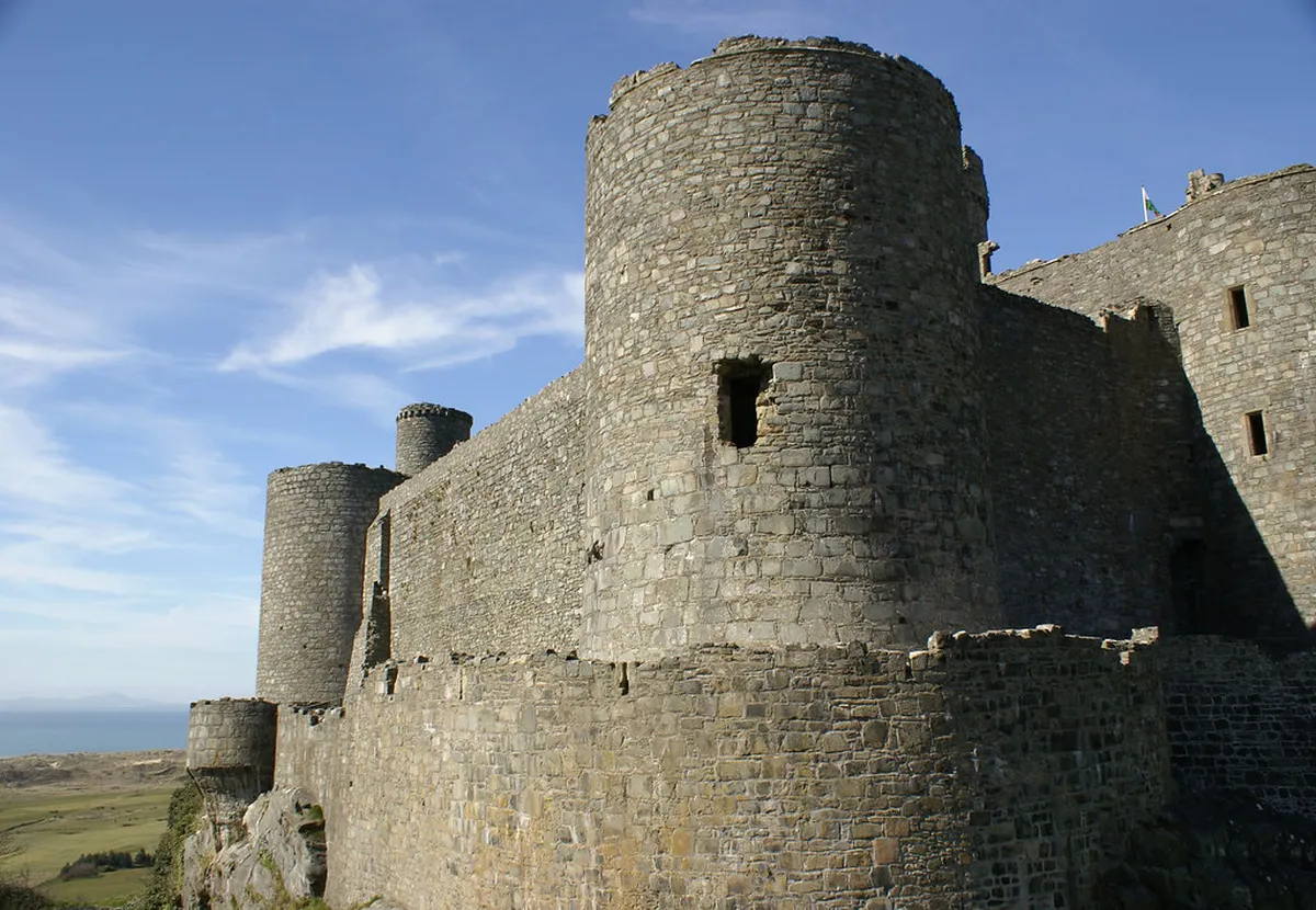 Exploring Alicante's Defensive Walls and Towers