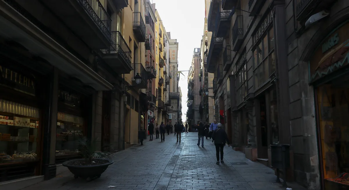 Exploring Preserved Historical Buildings in El Barrio de Santa Cruz
