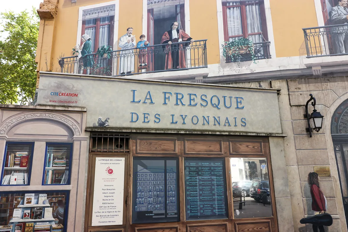 The Colorful History of Painted Facades in Alicante's Santa Cruz