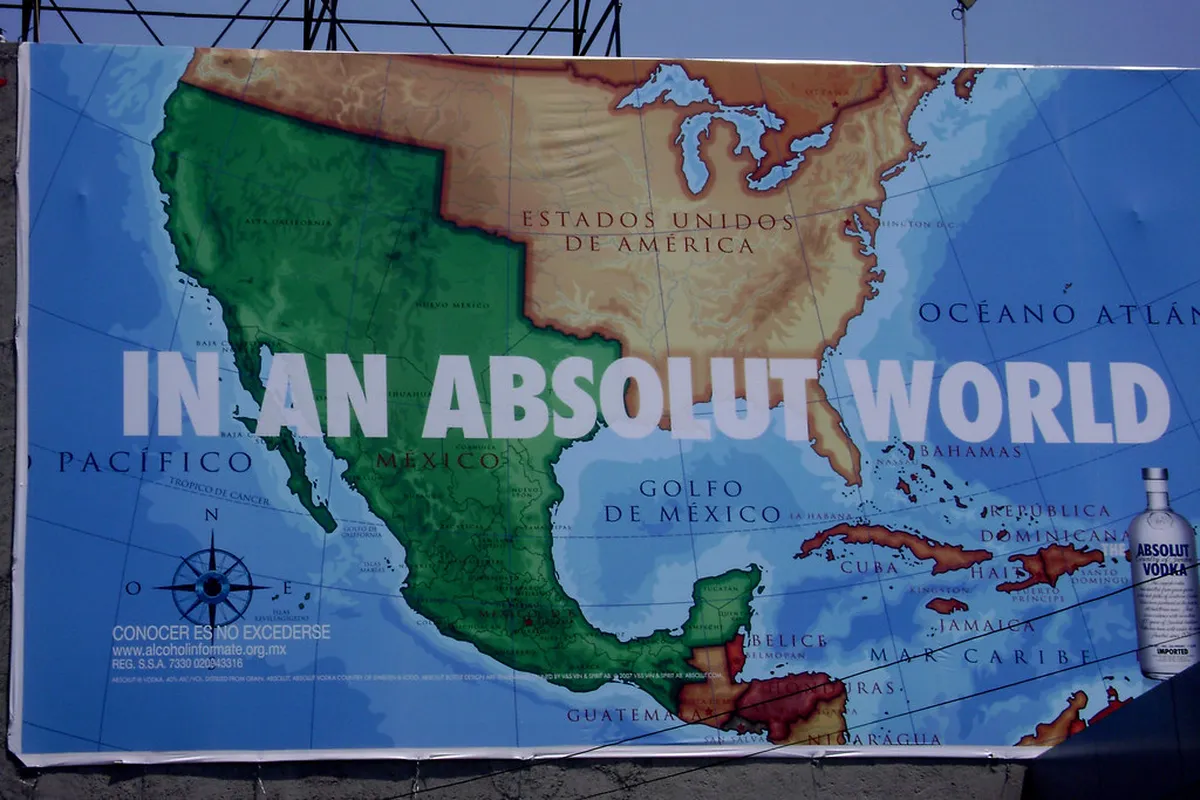 Find Alicante's Colorful Houses in Old Town