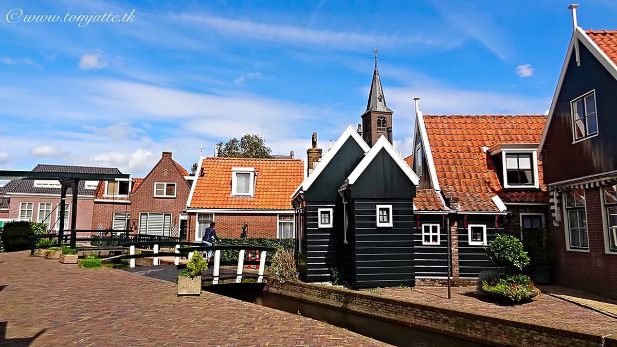 Exploring Traditional Architecture in Almería's Fisherman's Quarter