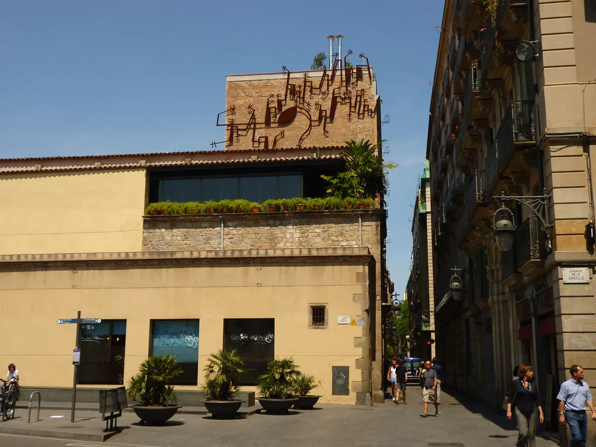 Explore El Raval Architecture: Barcelona's Historic Core