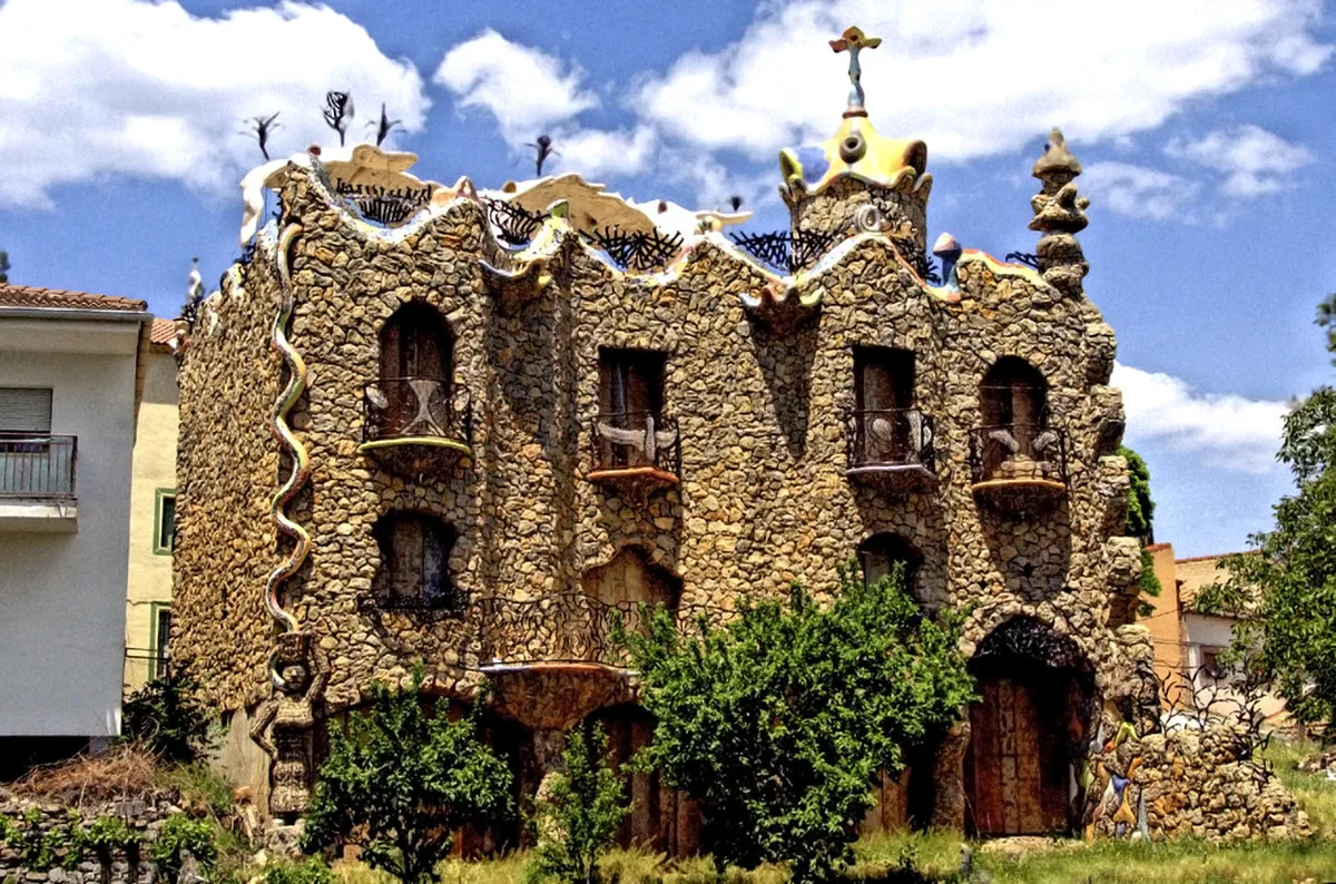 How to Book a Gaudi Architecture Tour in Barcelona 2025