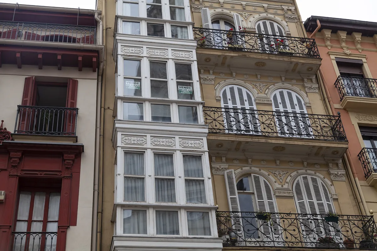 Bilbao Architecture Guide 2025: Iconic Designs & Historic Gems