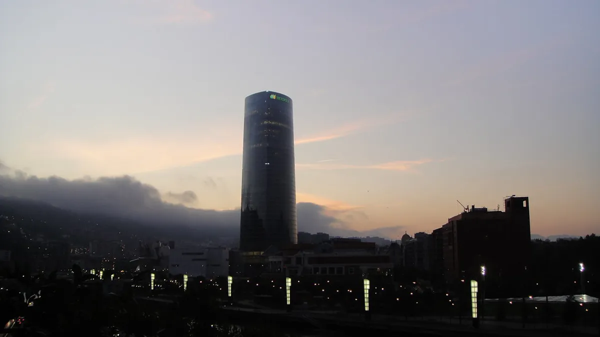 César Pelli Architecture Bilbao: Iberdrola Tower Guide