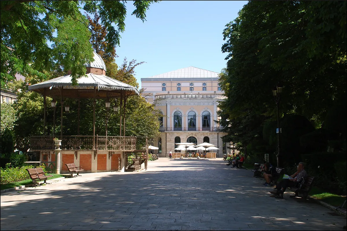 Exploring Burgos' Elegant Paseo del Espolón Buildings