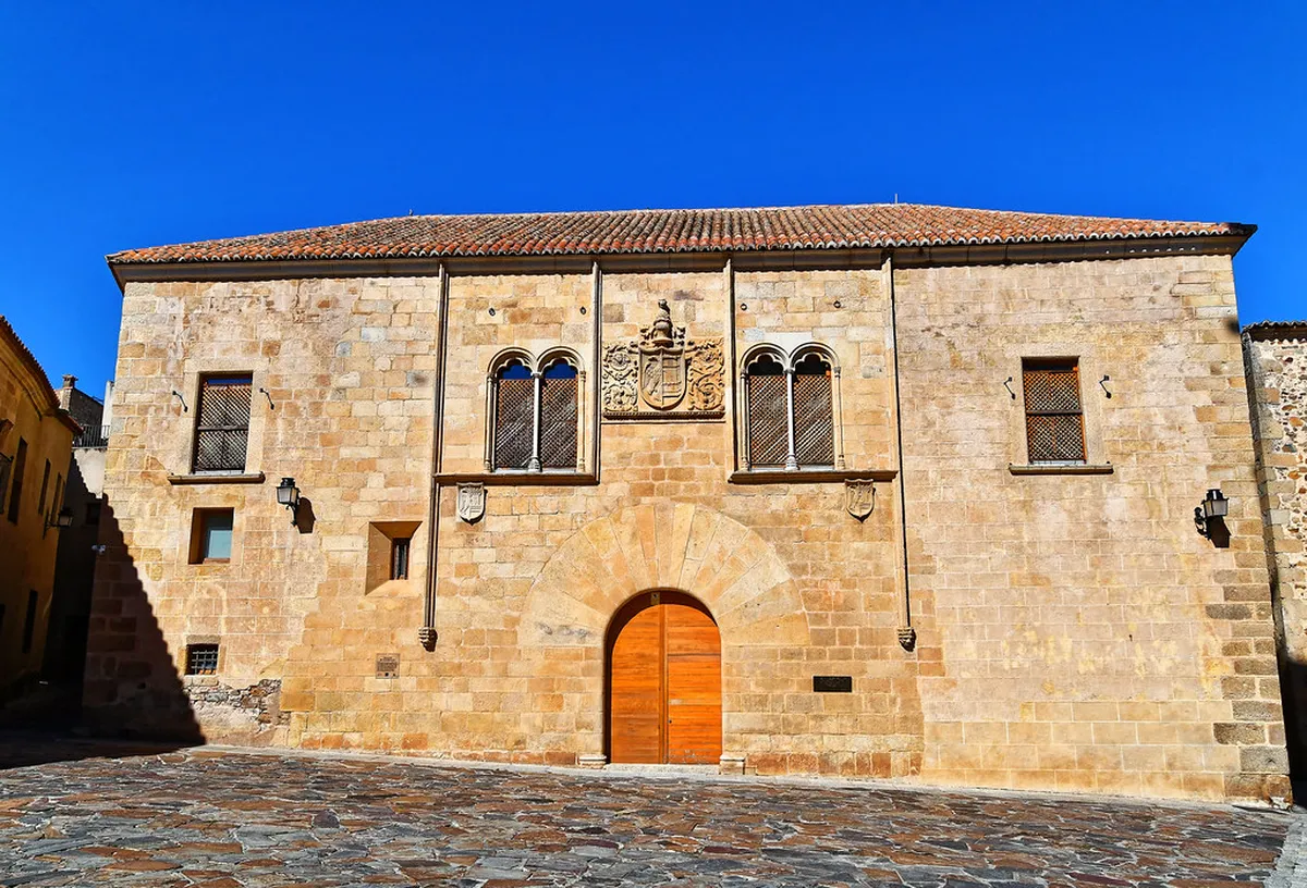 Key Features of Cáceres Gothic Architecture Explained