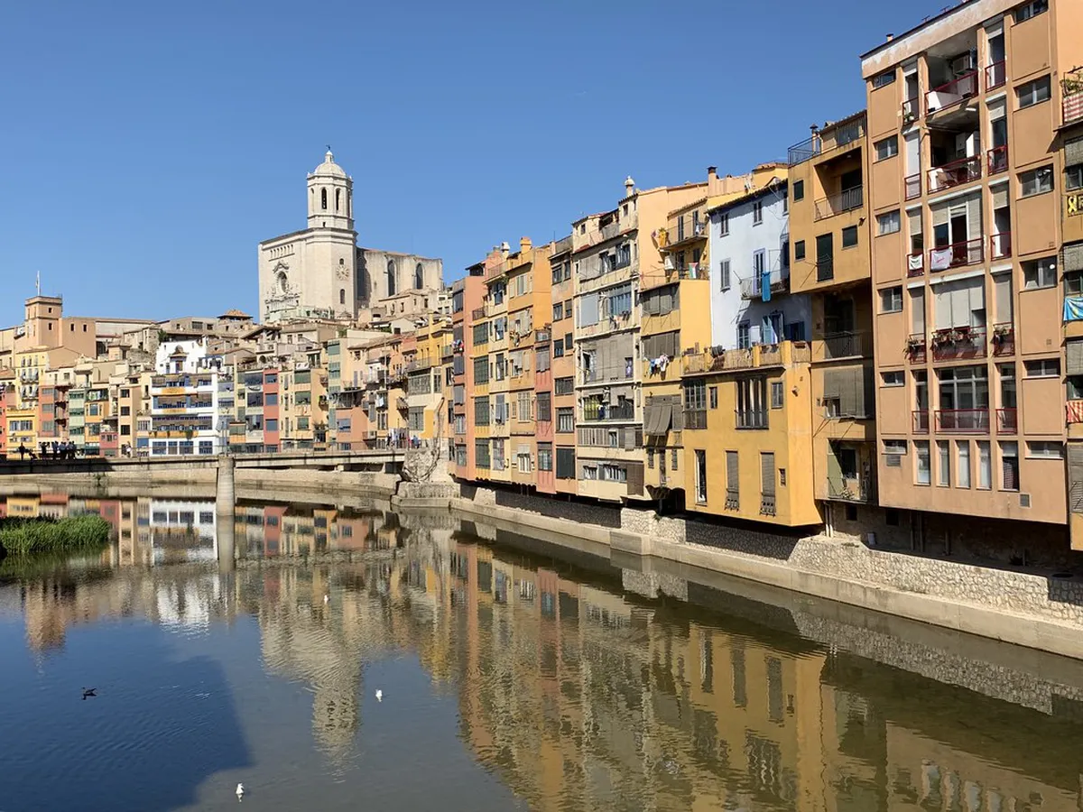 Discover Girona's Iconic Cases de l'Onyar