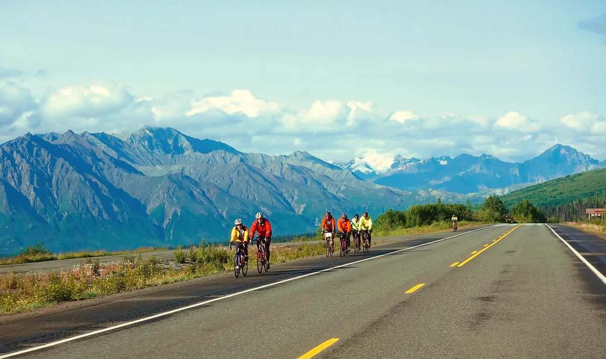 Exploring the Narrow Streets of Albaicín in Granada