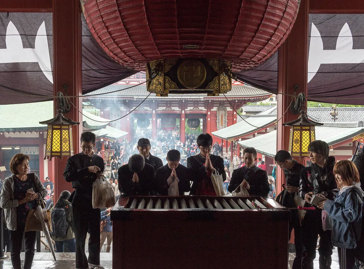 Identify Traditional Reja Window Grilles in Granada 2025