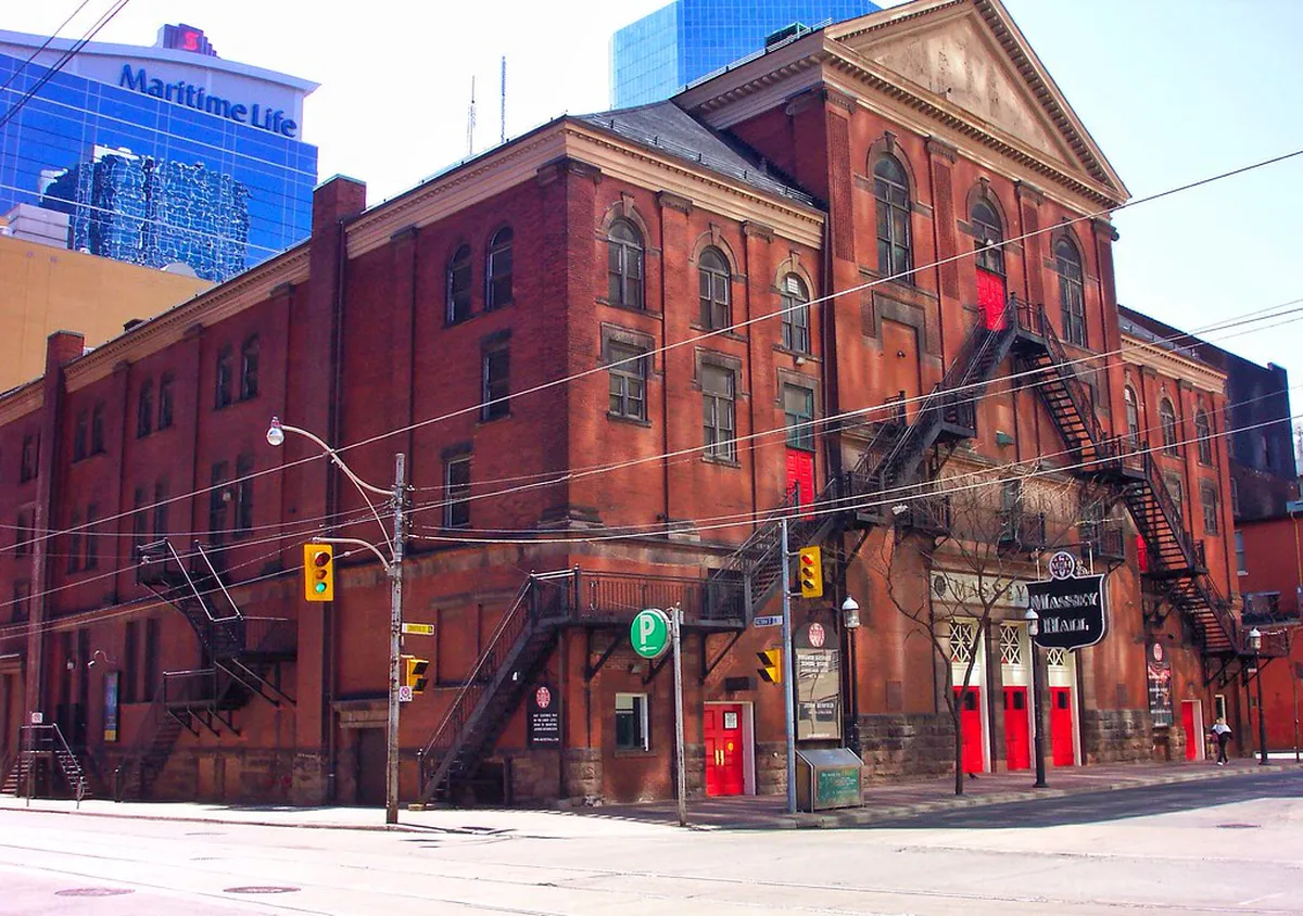 Alhambra's Key Architectural Features in Granada