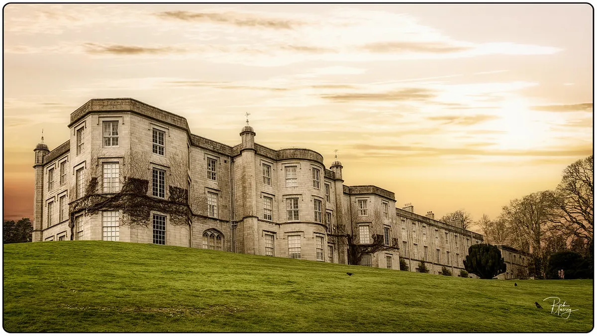 Explore Key Buildings Around Ibiza's Plaza de Vila