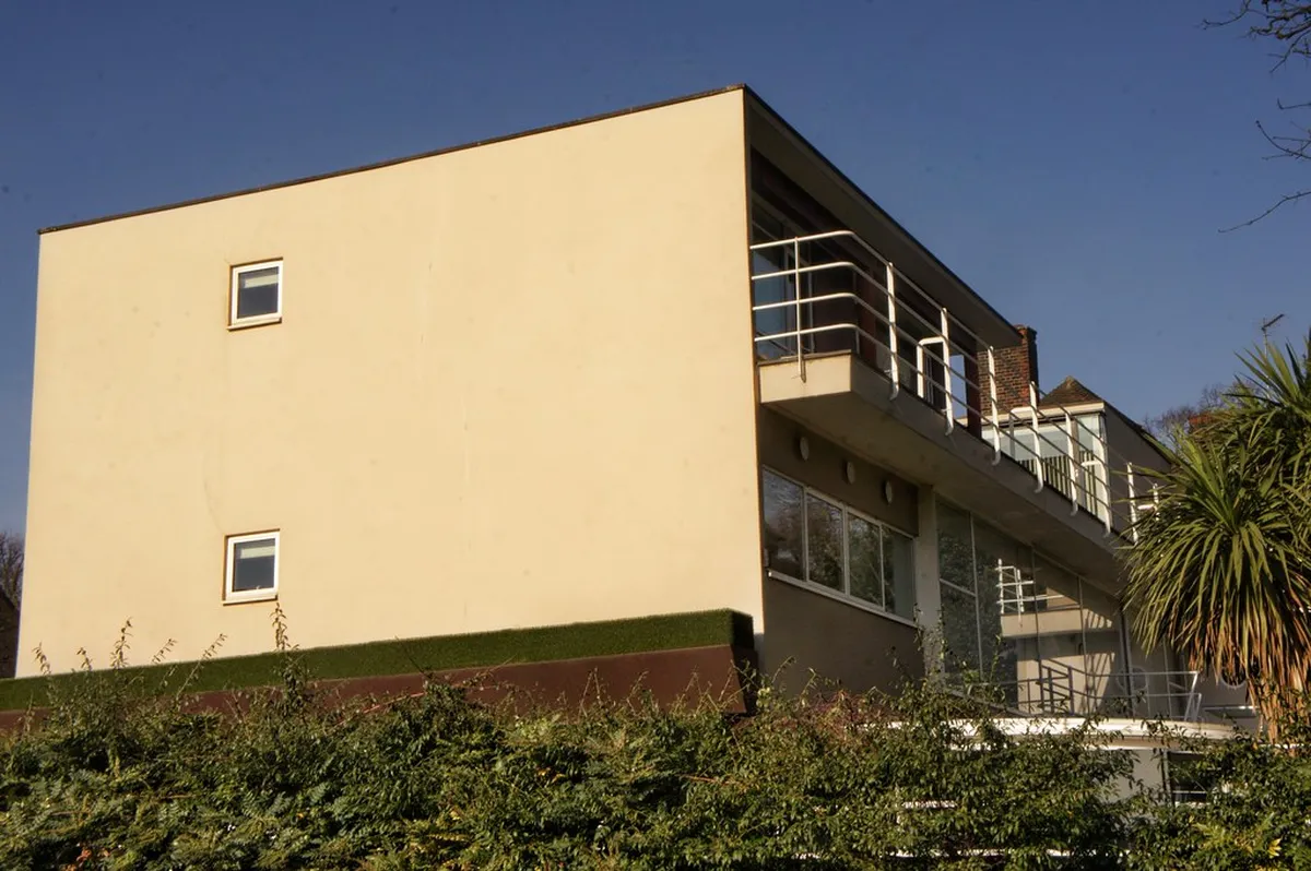 Explore Modernist Buildings in Jerez: Architect's Guide