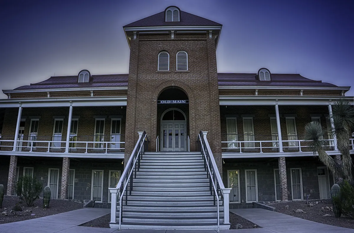 La Laguna University Building: Architecture Guide 2025