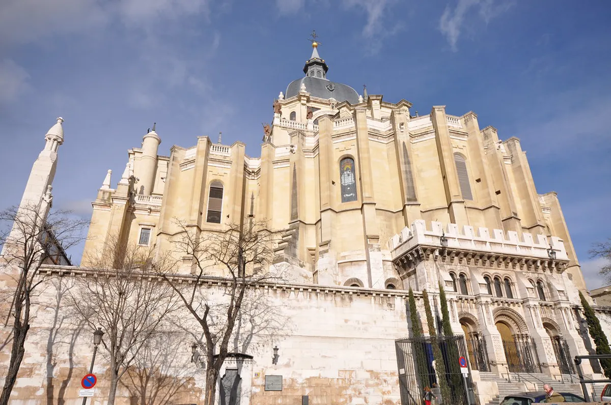 Almudena Cathedral Design: Madrid's Architectural Blend