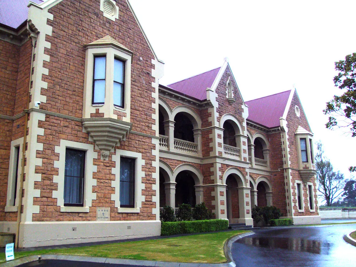 Exploring Elegant Facades: Barrio de Salamanca, Madrid