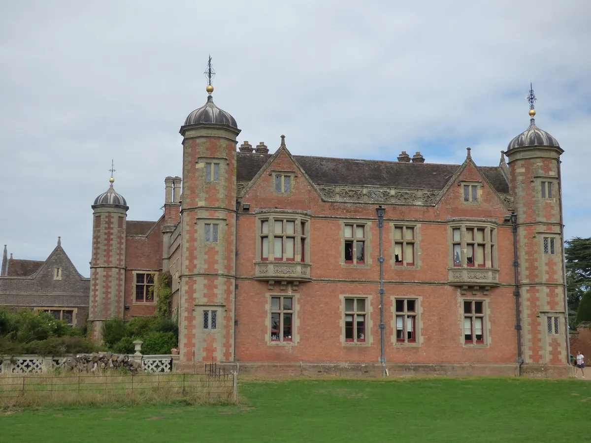 Guide to Heraldic Shields on Murcia Buildings in 2025