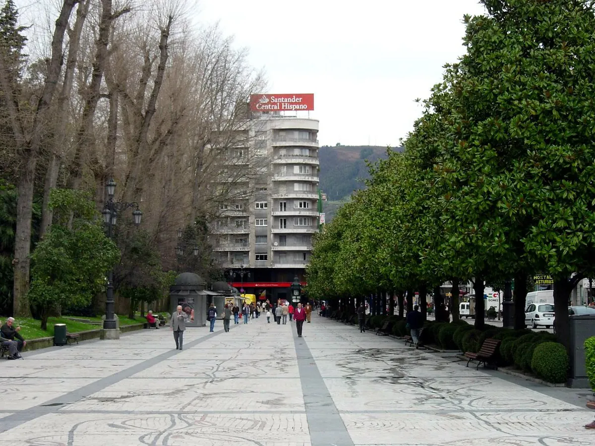 Exploring Calle Uría's Architectural Style in Oviedo