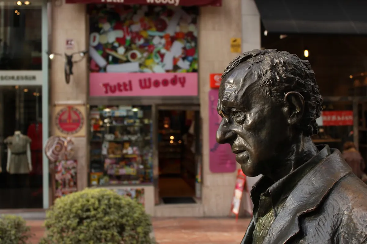 Woody Allen Statue: Uncover Oviedo's Unique Homage