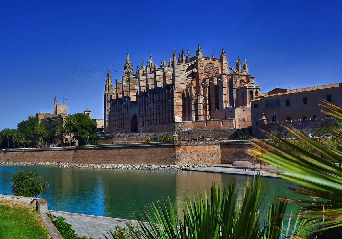 Almudaina Palace Architecture: Palma de Mallorca Guide