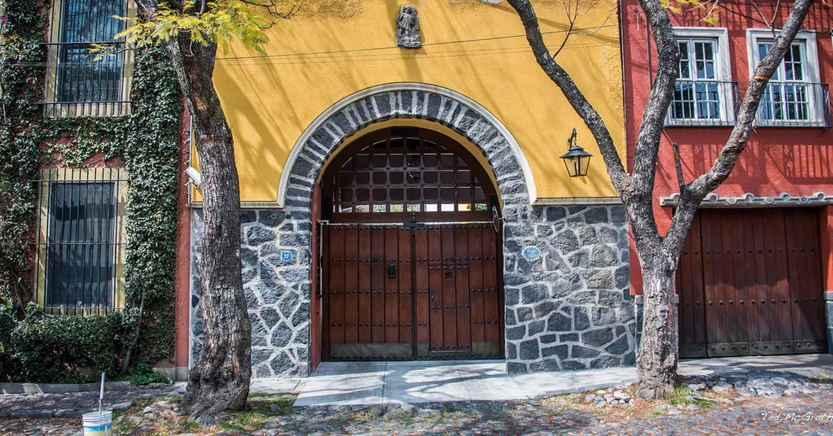 Discover Unique Doorways & Arches in Palma, Spain