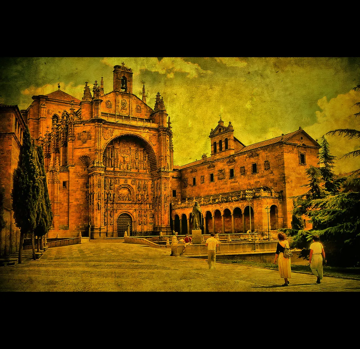 Discover Where to See the Golden Stone in Salamanca, Spain