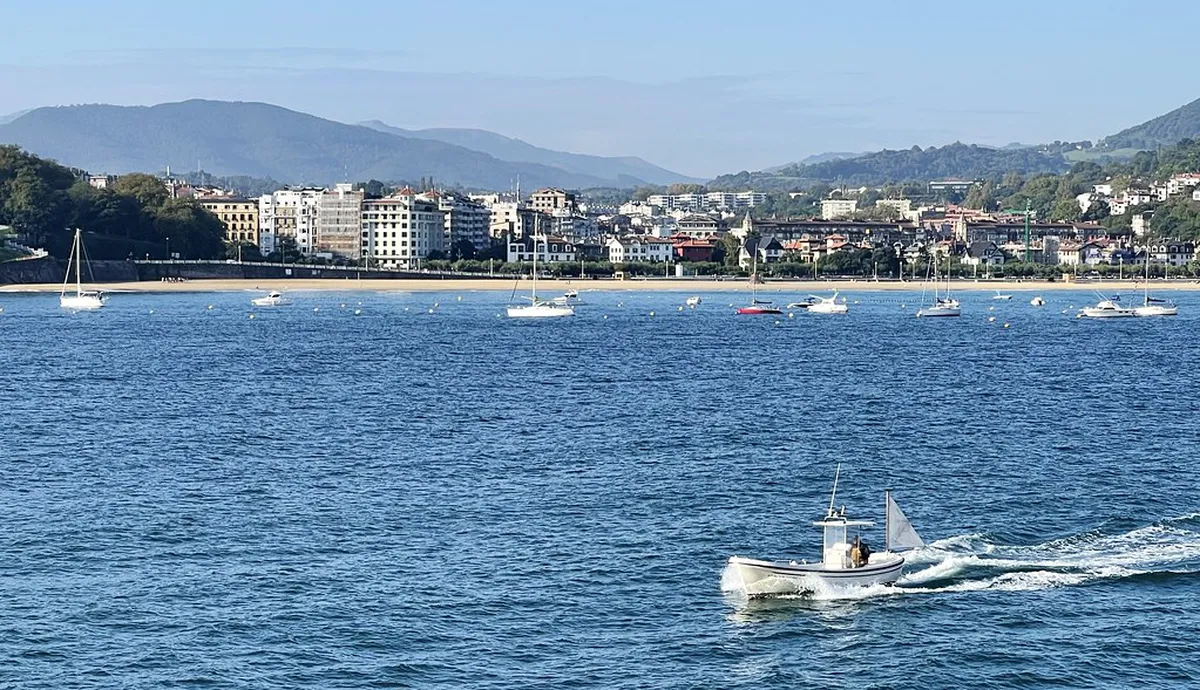 Explore La Concha Bay Promenade: San Sebastián Guide