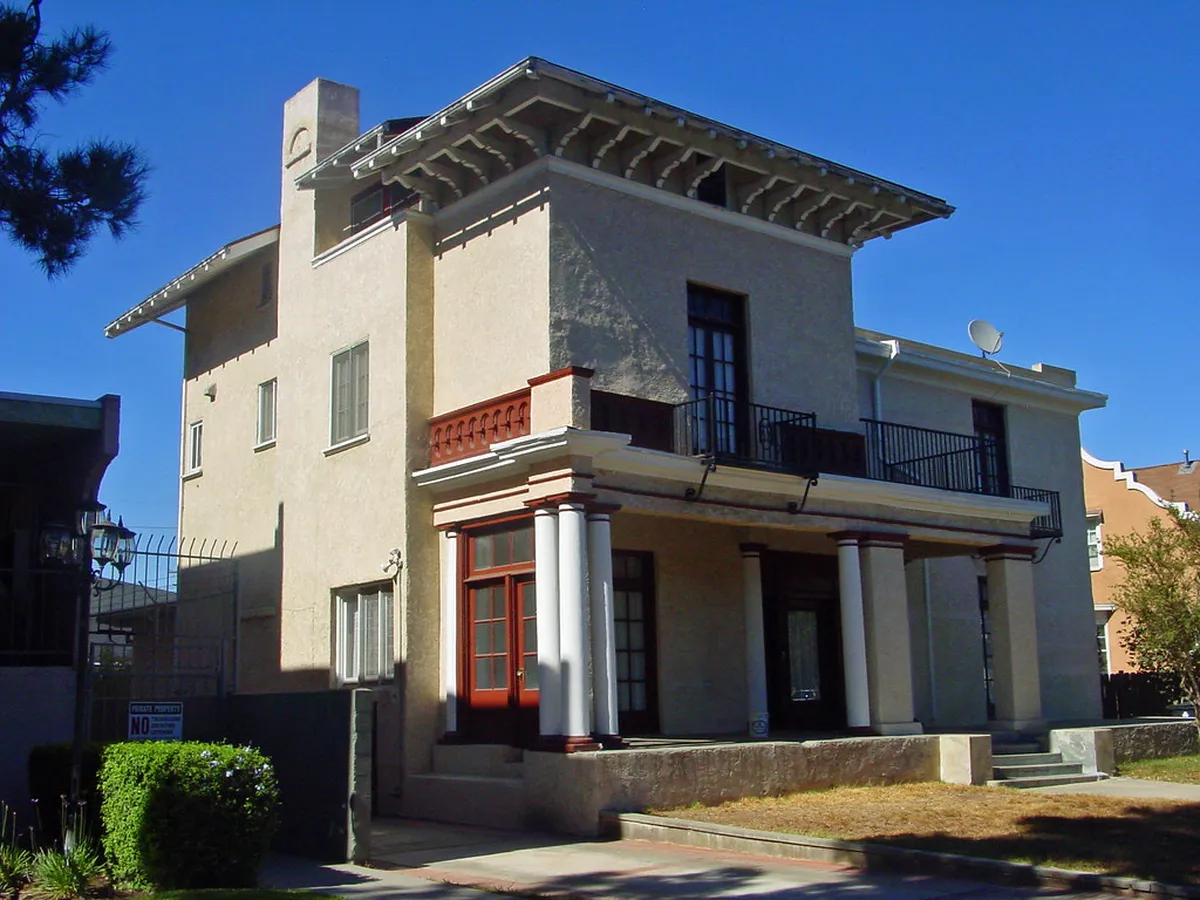 Recognizing French Details in San Sebastián Buildings