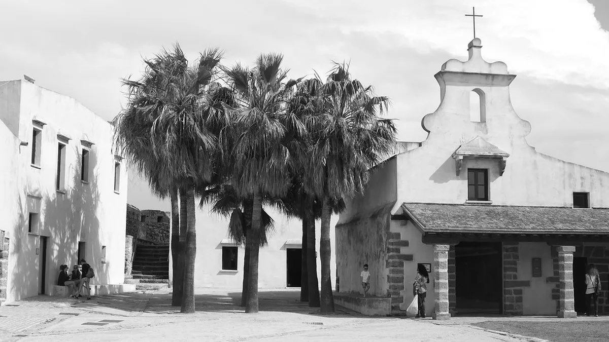 Castillo de Santa Catalina: Military Architecture Insights