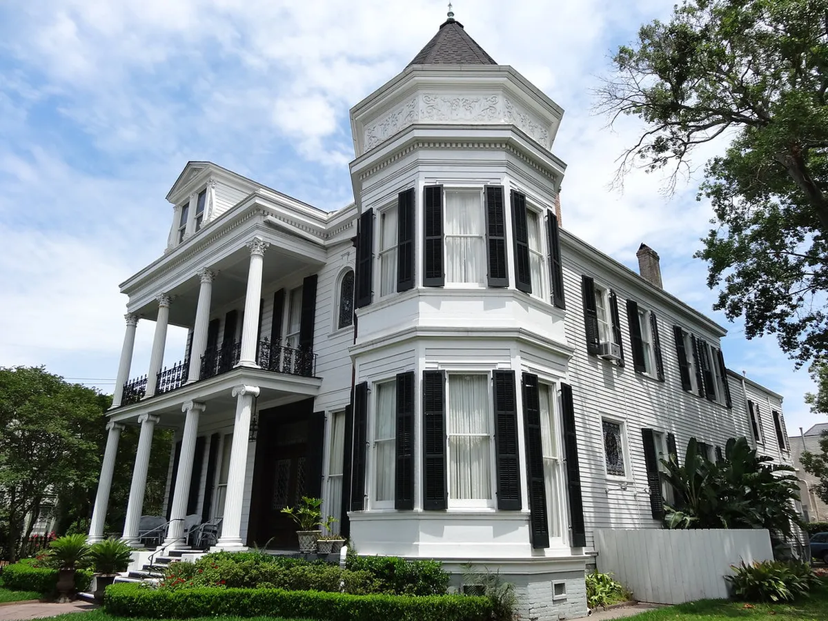 Who Designed the Cabildo Insular Building in Tenerife?