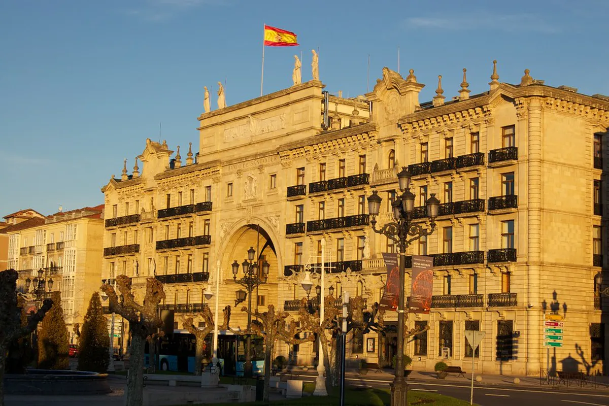 Explore the Iconic Banco de Santander Building in 2025