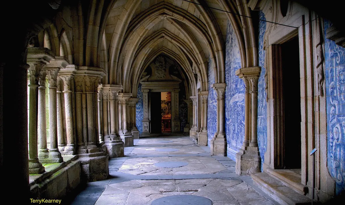 Exploring the Romanesque Cloister of Santa María del Sar