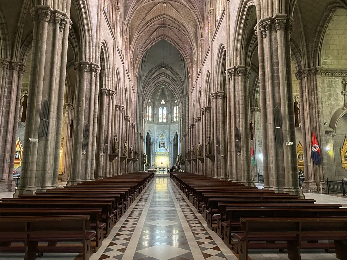 Comparing Gothic Styles in Segovia Cathedral for 2025