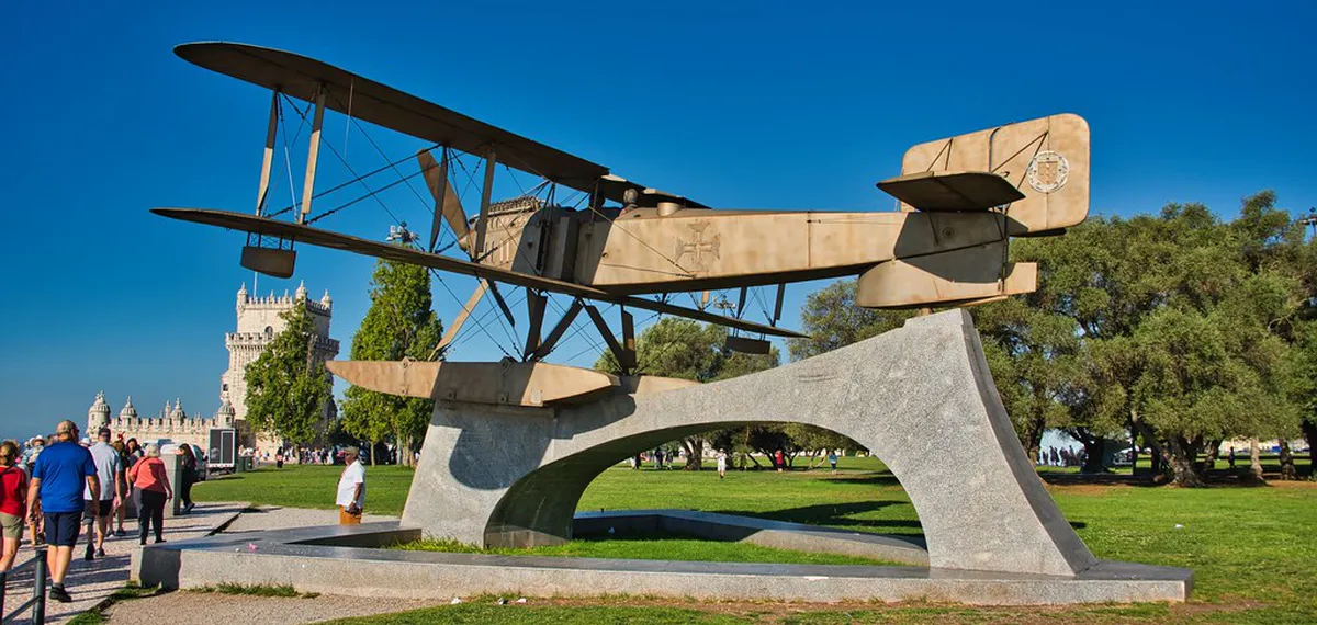 Architectural Walking Tour: Santa Cruz Seville 2025