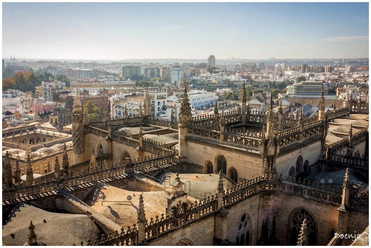 Giralda Tower Architecture: Seville's Iconic Blend of Styles