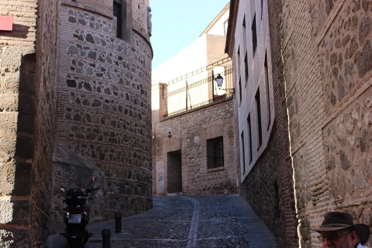 Tips for Photographing Buildings in Toledo's Narrow Streets