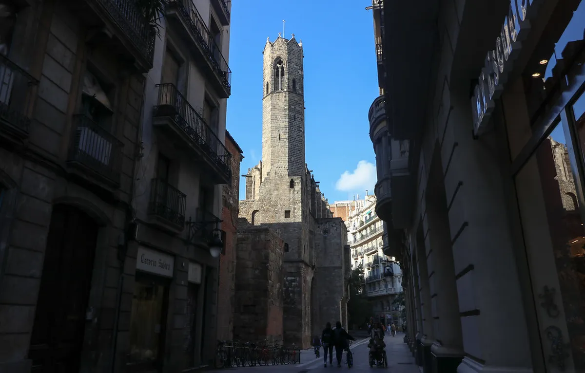 Explore Diverse Architectural Styles Around Plaza de la Reina