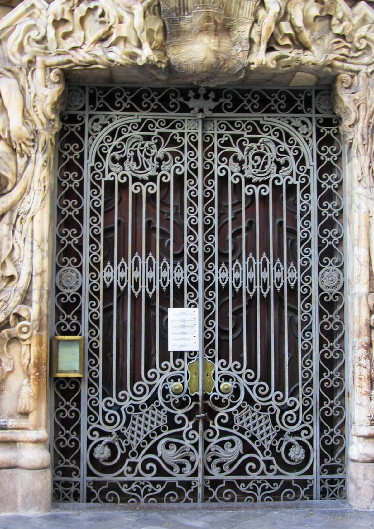 Discover the Iron Balconies of Valencia: A Guide