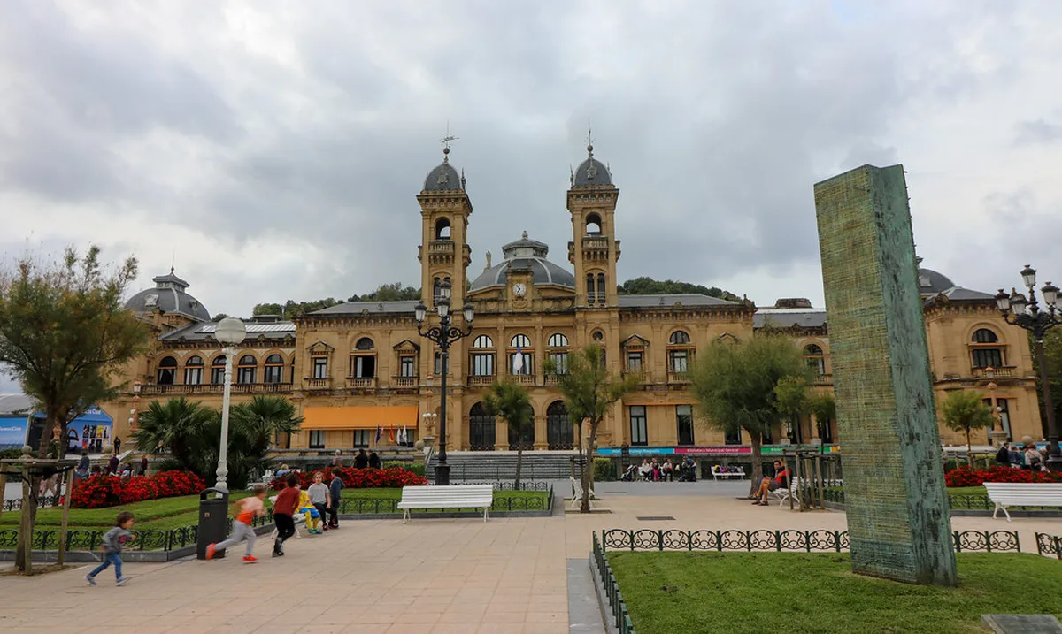 Explore the Iconic Plaza de la Reina Buildings in Valencia