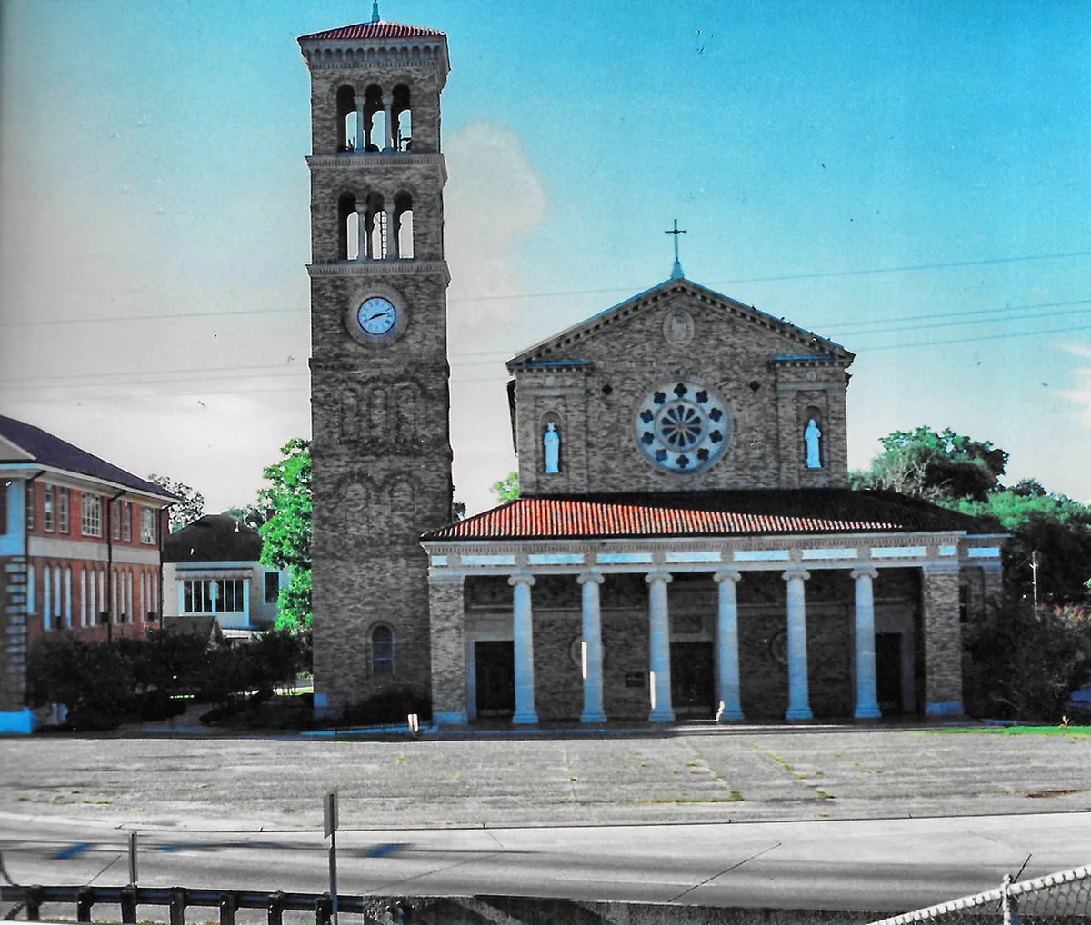 Discovering La Lonja de Zaragoza's Architectural Features